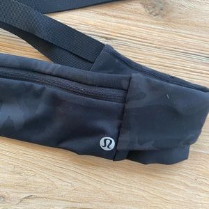 brand new lululemon running belt in black army print, size s/m